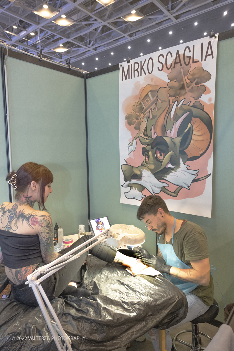 _DSF6628 copia.jpg - 24/09/2022. Torino. Presente in cittÃ  il meglio del mondo del tattoo grazie a 250 tatuatori. Nella foto tatuatore al lavoro nel suo stand